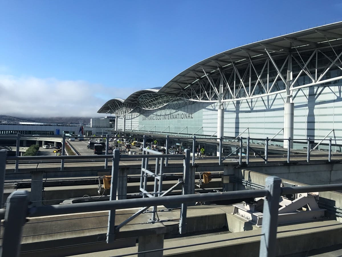SFO-Bound Flight Makes Emergency Landing Over Odor: Report — Ross Community news